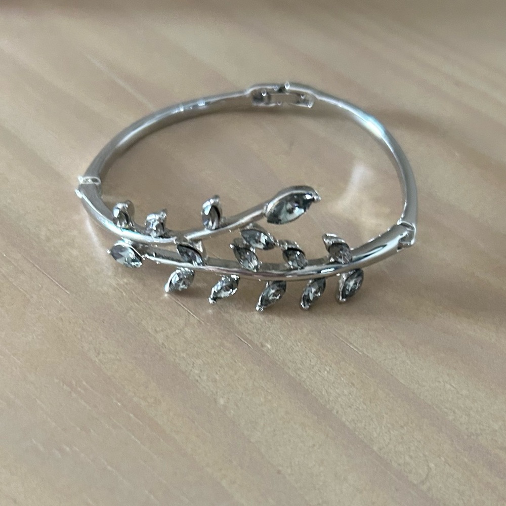 Vintage Elegant Silver Tone Crystal Leaf Cuff Bracelet with Hinge Closure